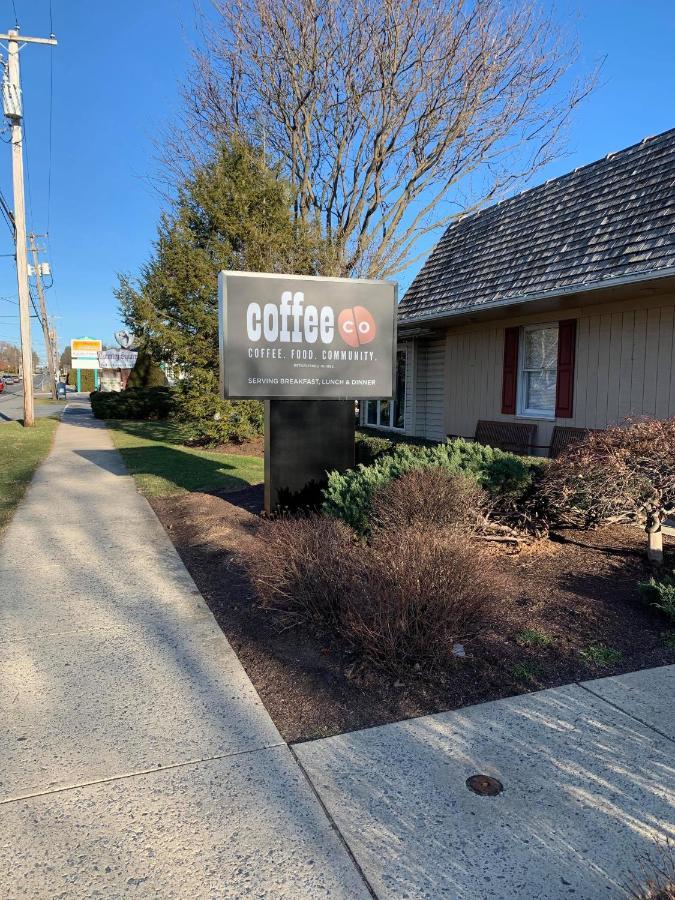 Country Squire Inn And Suites New Holland Eksteriør billede