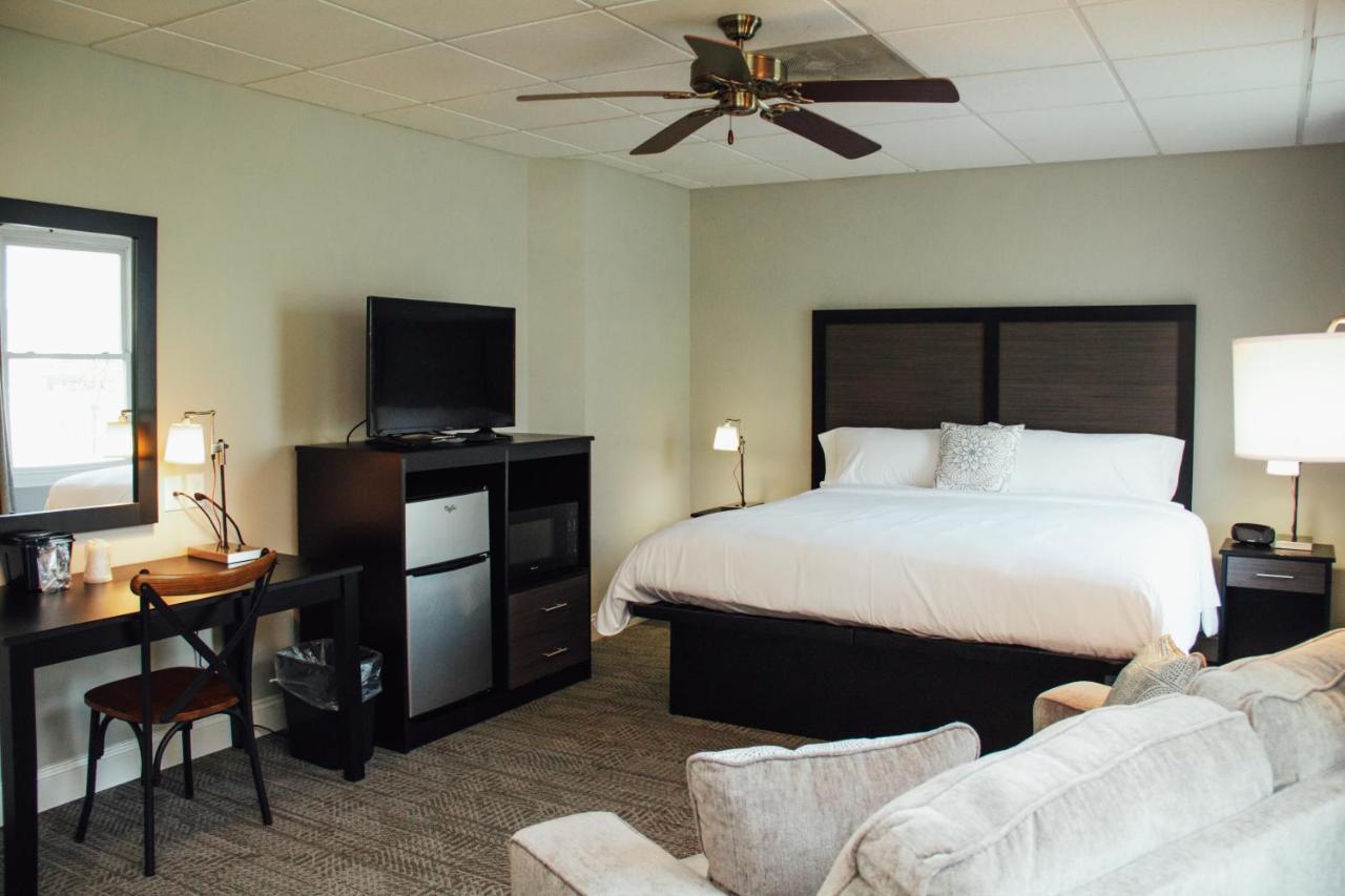 Country Squire Inn And Suites New Holland Eksteriør billede