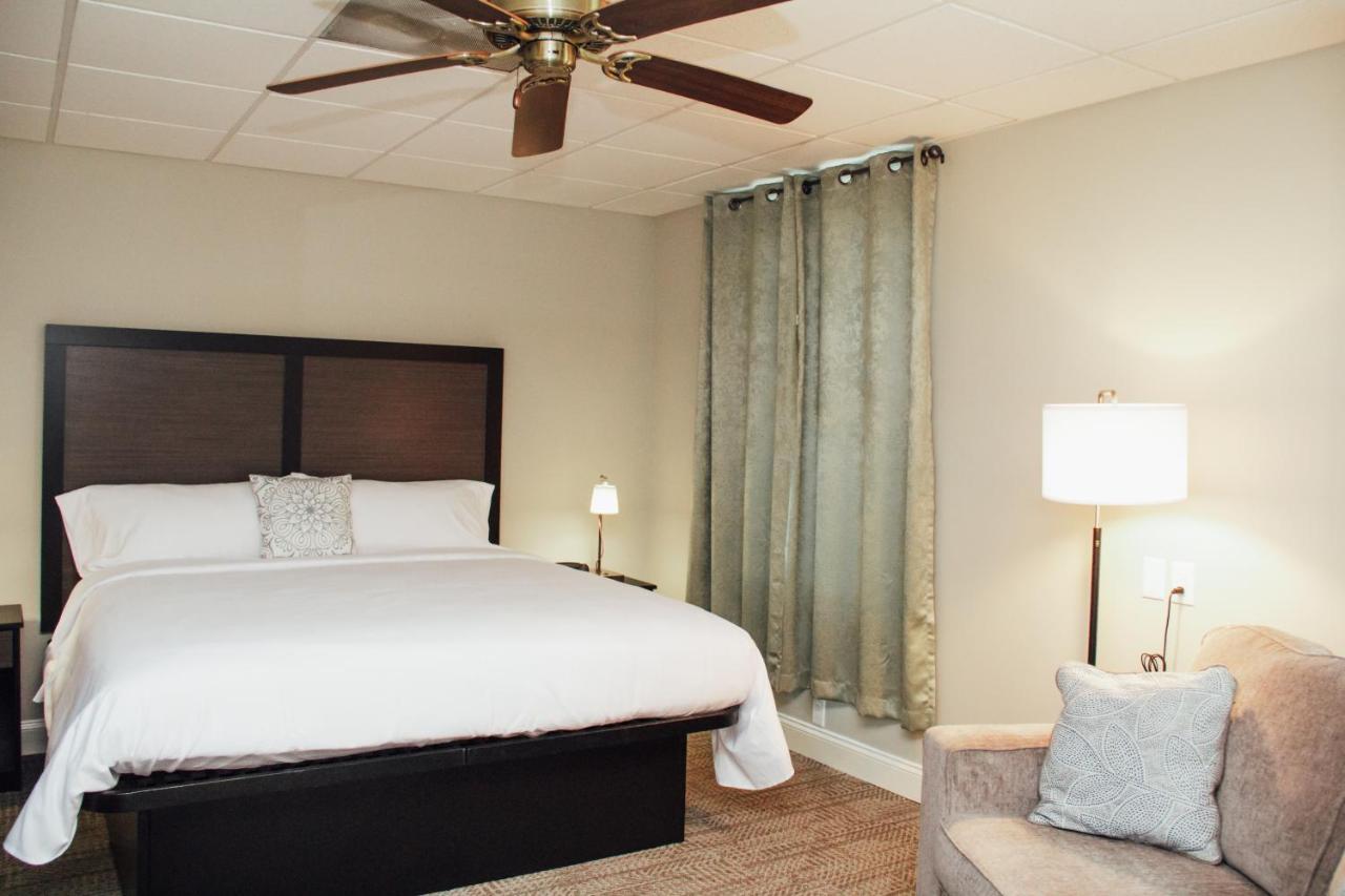Country Squire Inn And Suites New Holland Eksteriør billede