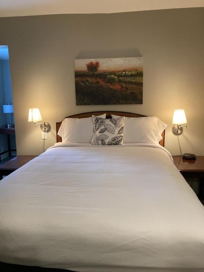 Country Squire Inn And Suites New Holland Eksteriør billede