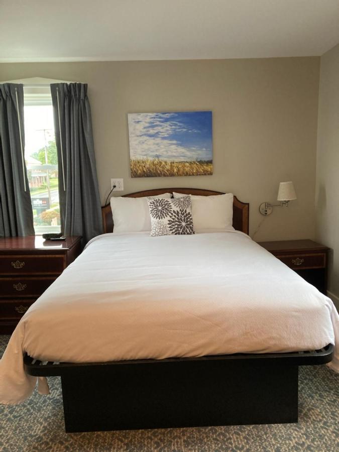 Country Squire Inn And Suites New Holland Eksteriør billede