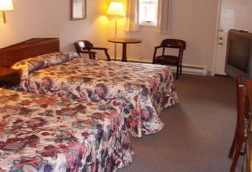 Country Squire Inn And Suites New Holland Eksteriør billede