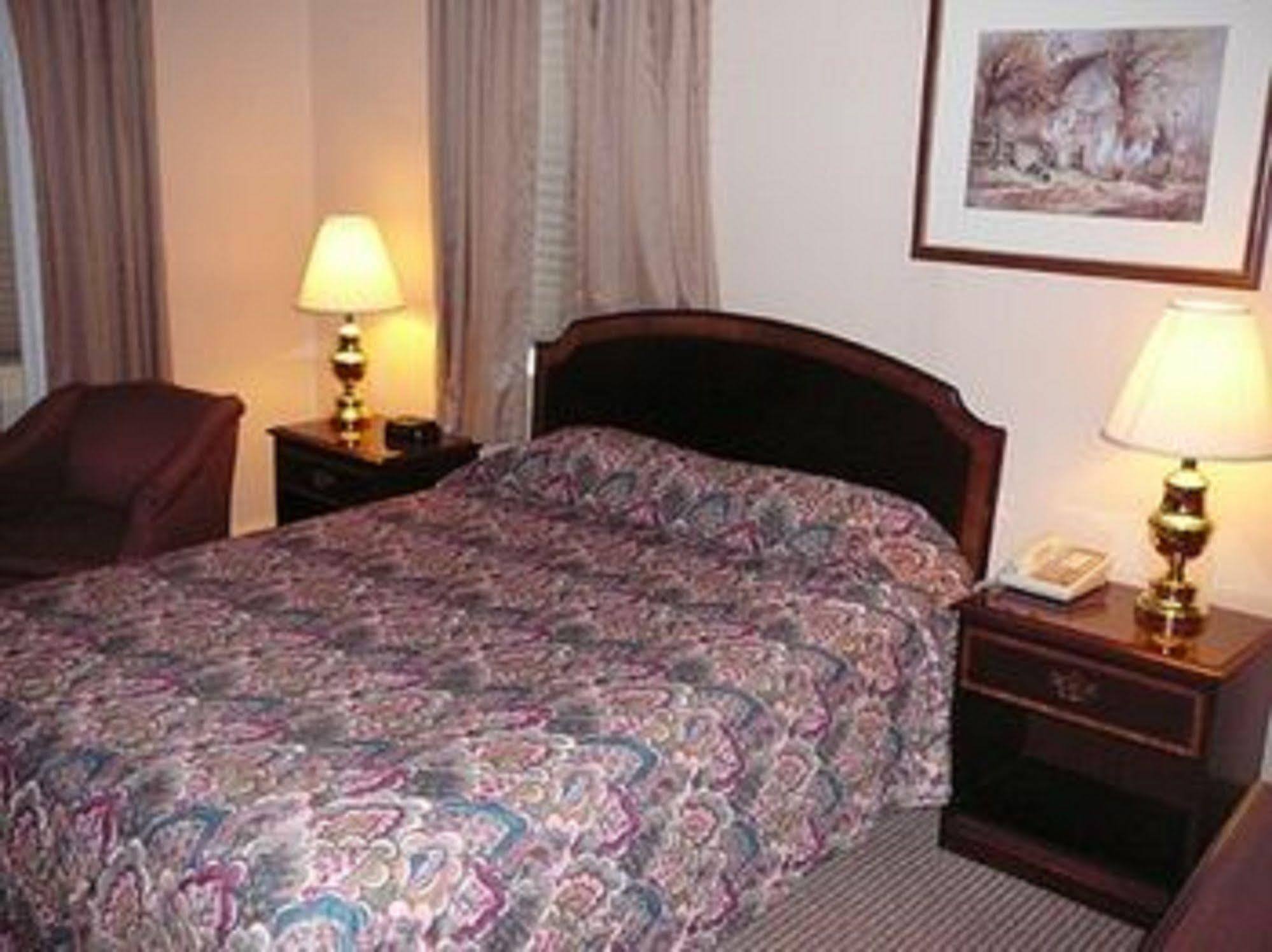 Country Squire Inn And Suites New Holland Eksteriør billede