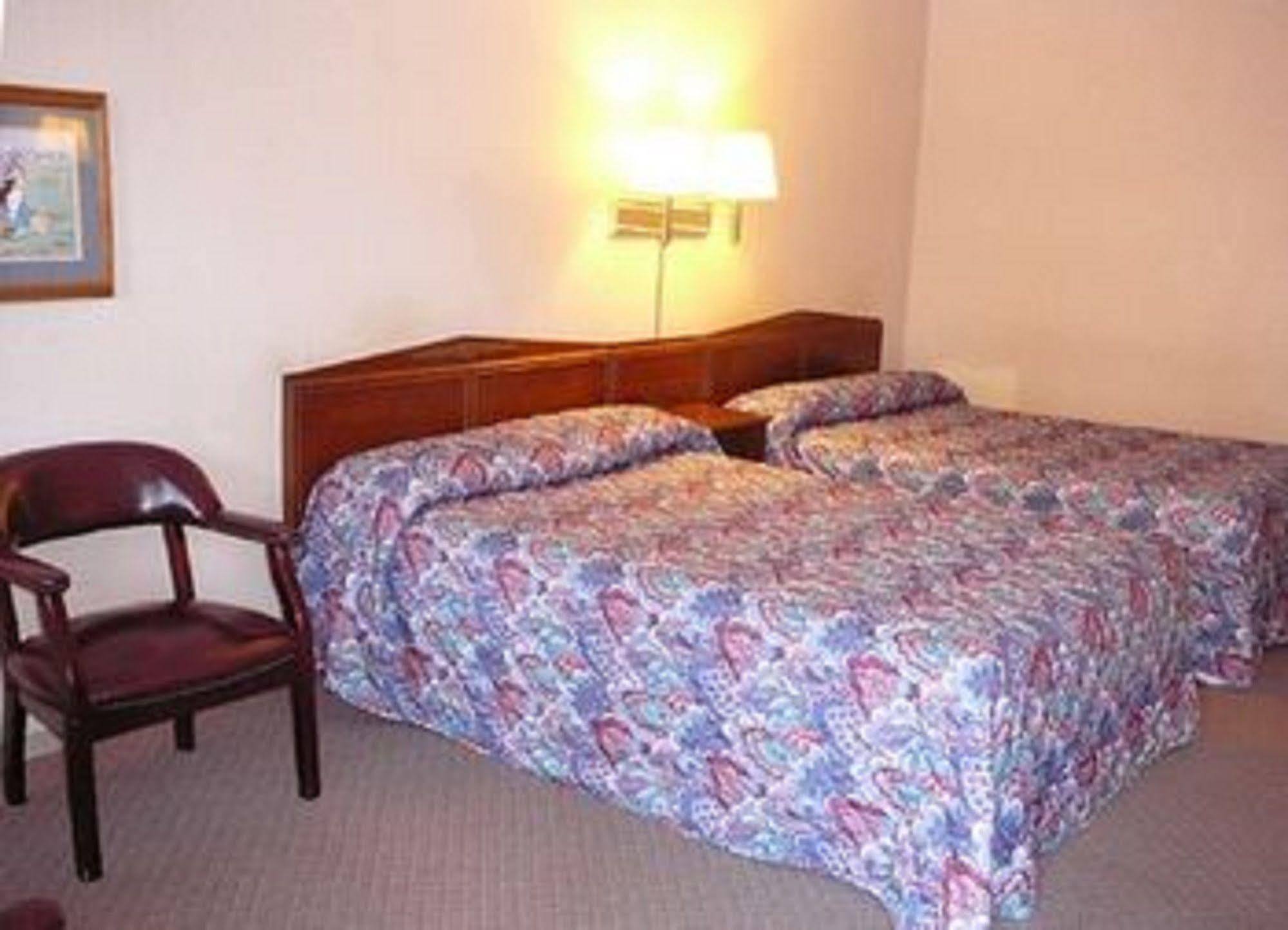 Country Squire Inn And Suites New Holland Eksteriør billede
