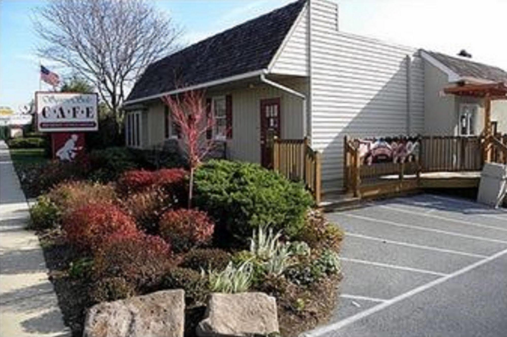 Country Squire Inn And Suites New Holland Eksteriør billede