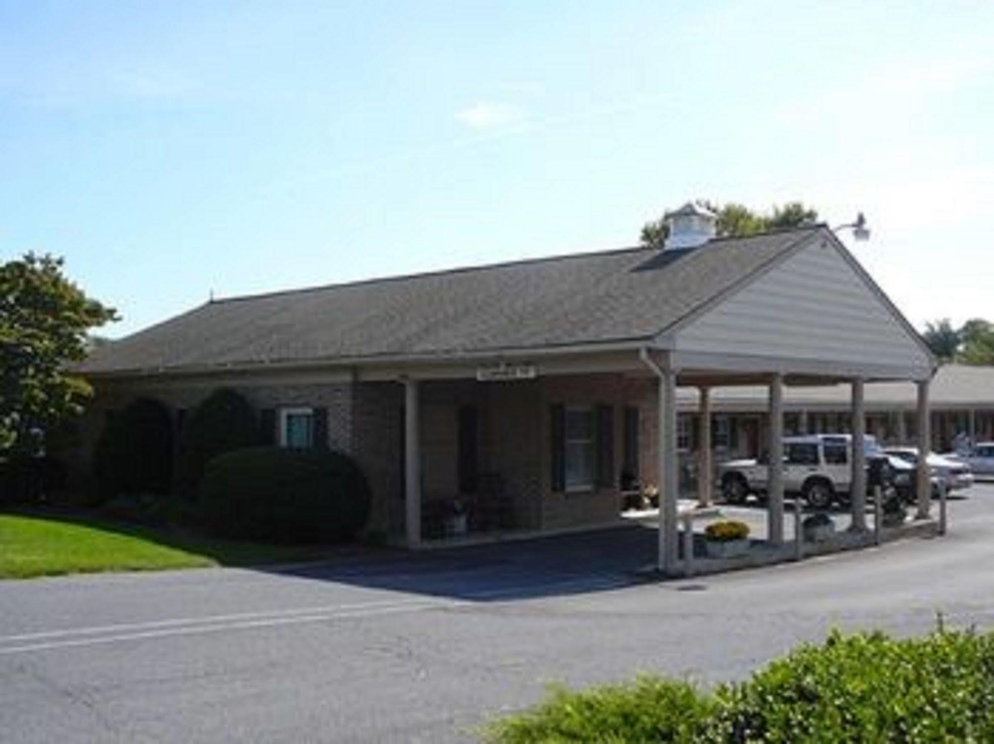 Country Squire Inn And Suites New Holland Eksteriør billede